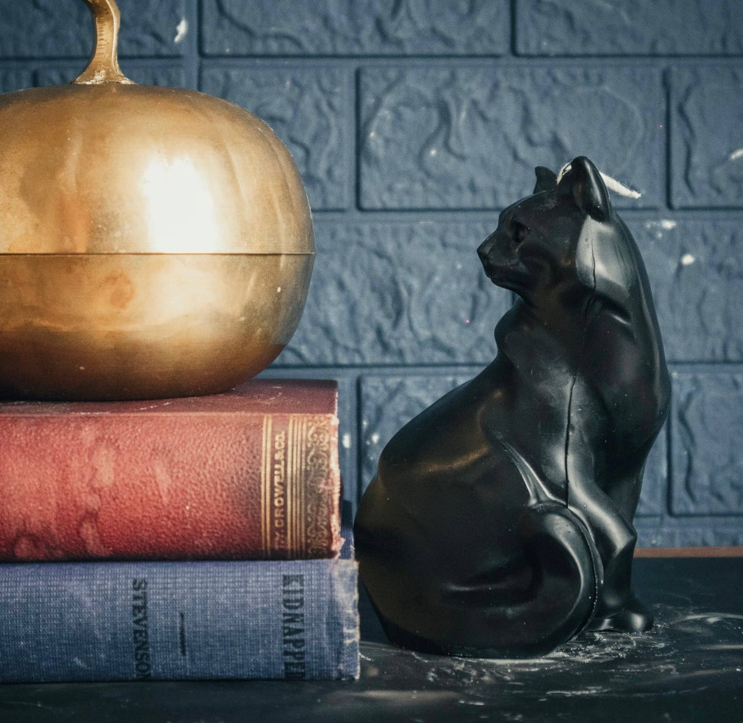 Black Cat | Pillar