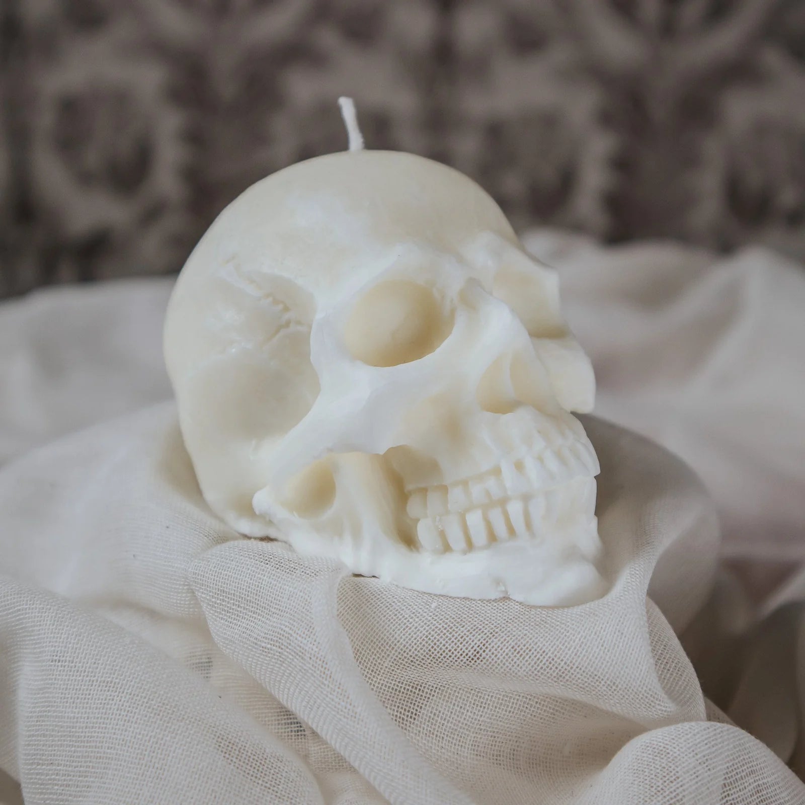Skull | Pillar | White