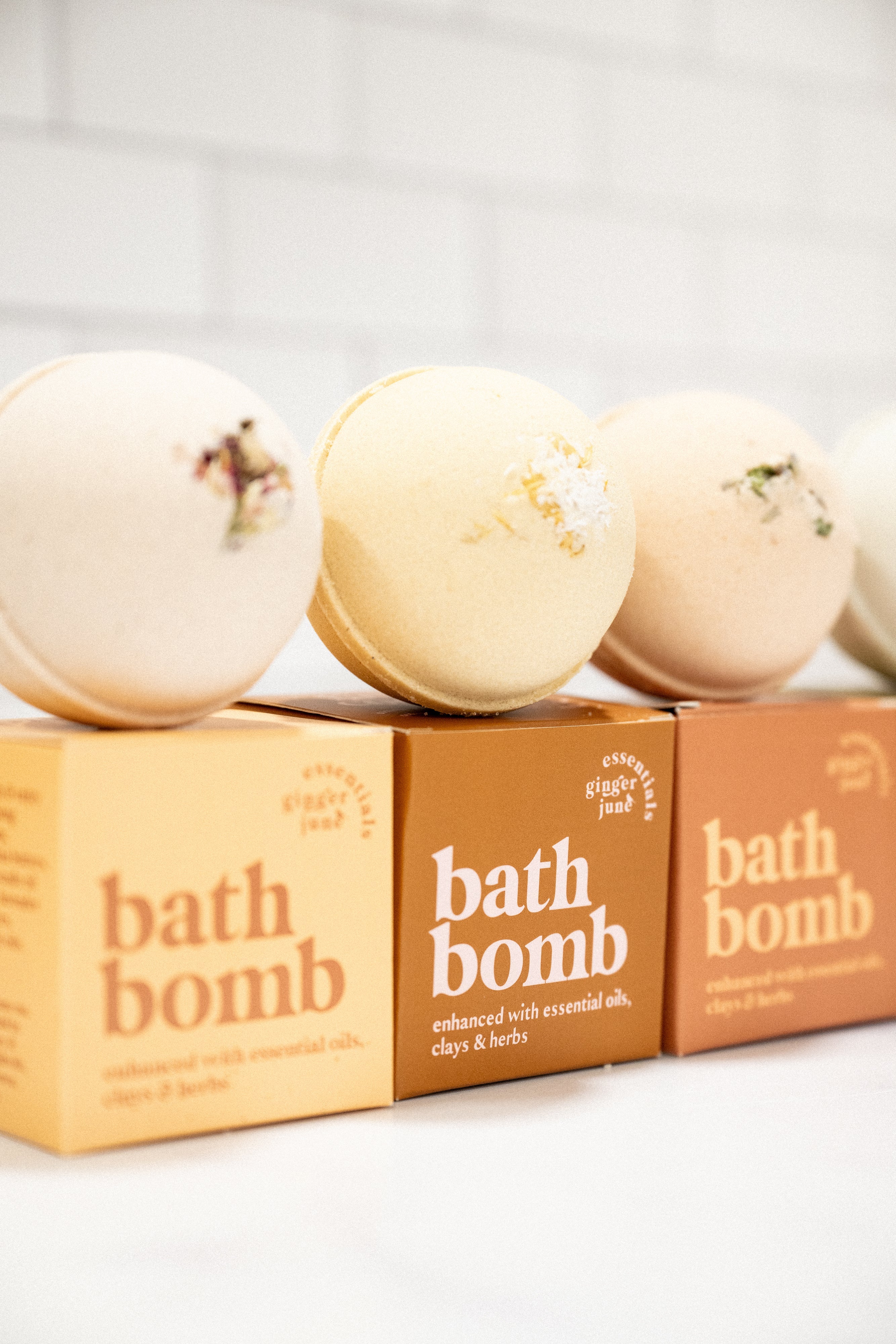 LIME & COCONUT • 100% BOTANICAL BATH BOMB •