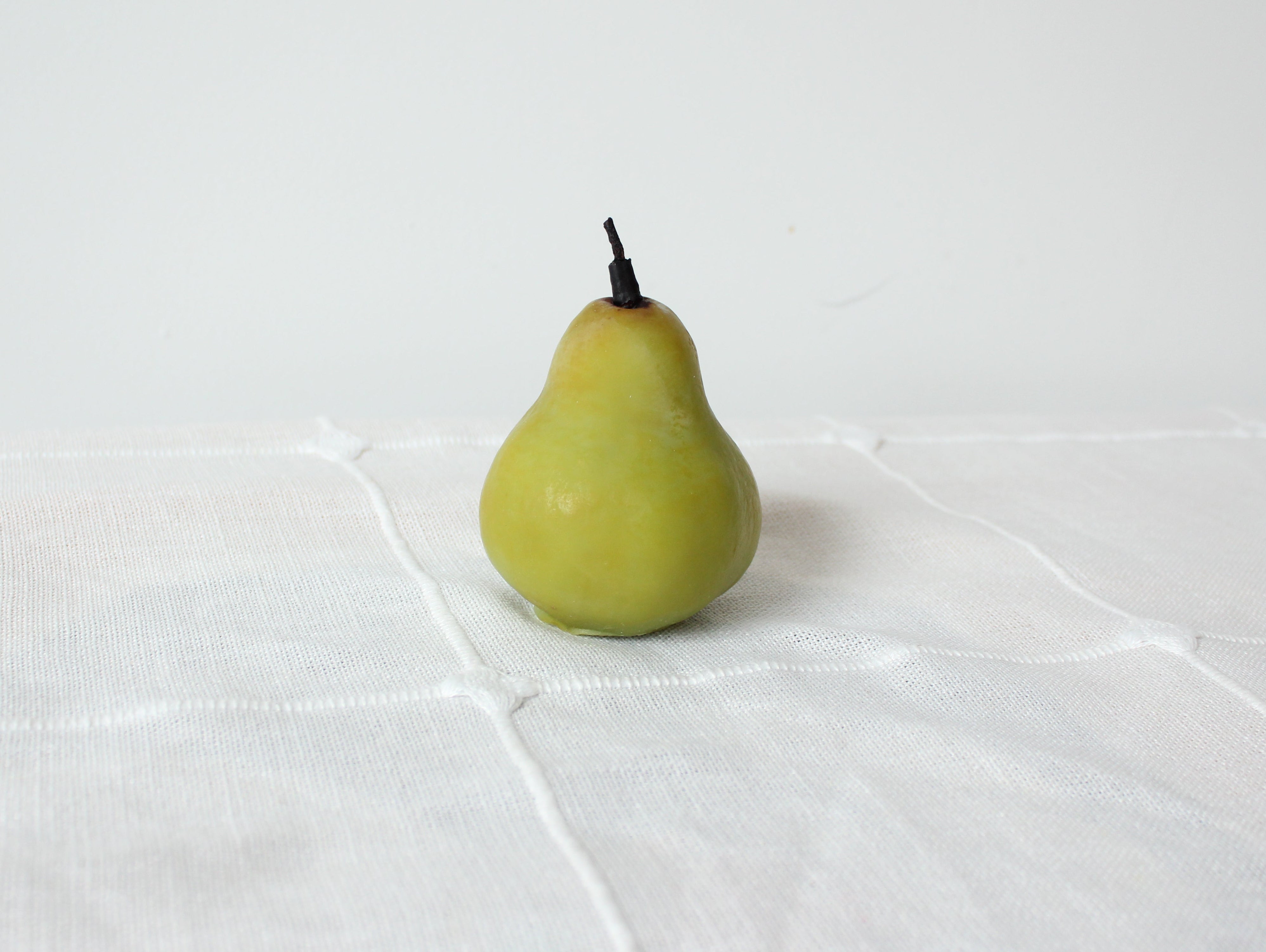 BARTLETT GREEN PEAR BEESWAX CANDLE